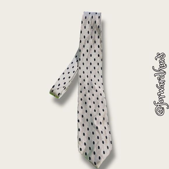 Silver Silk Lands’ End Neck Tie – Classic and Refined - Picture 3 of 10